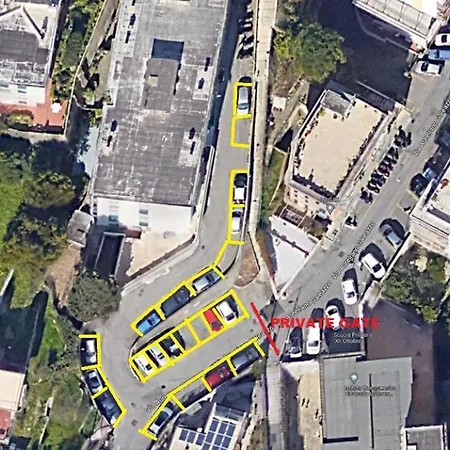 Monik House: Central House With Parking Apartman